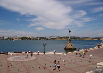 Жизнь в Севастополе входит в привычную колею