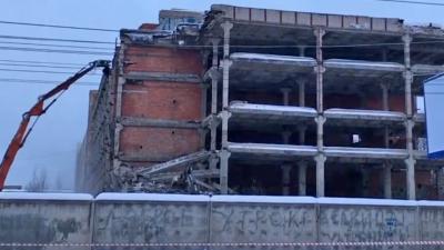 В Великом Новгороде начали сносить недостроенный корпус «Волны», собственник подошёл к исполнению очень радикально